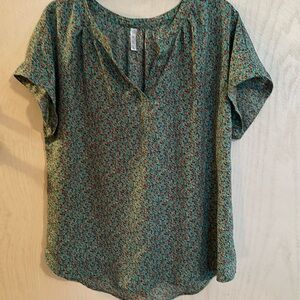 Women’s V-neck polyester babydoll blouse. Size L.